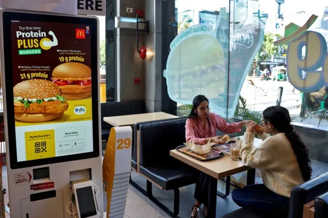 2025年8月21日,印度班加羅爾一家McDonald's門市的自助點餐機上顯示著McDonald's新推出的蛋白質切片廣告。路透社/普里揚舒·辛格