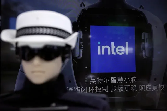 Robot hình người cảnh sát giao thông AiMOGA được trưng bày tại gian hàng của Intel trong Triển lãm Chuỗi cung ứng Quốc tế Trung Quốc tại Bắc Kinh, Trung Quốc, ngày 22 tháng Sáu năm 2026. REUTERS/Florence Lo/Ảnh tư liệu