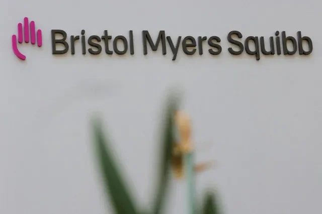 FOTO DE ARCHIVO: Un letrero frente a unas instalaciones de Bristol Myers Squibb en Cambridge, Massachusetts, EE. UU., el 20 de mayo de 2021. REUTERS/Brian Snyder/Foto de archivo