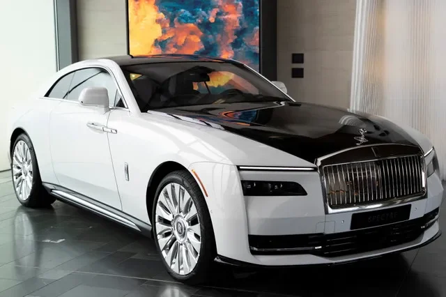 2025年5月28日,英国奇切斯特附近的Rolls-Royce Motor Cars古德伍德工厂展出Rolls-Royce Spectre车型。REUTERS/卡洛斯·哈索
