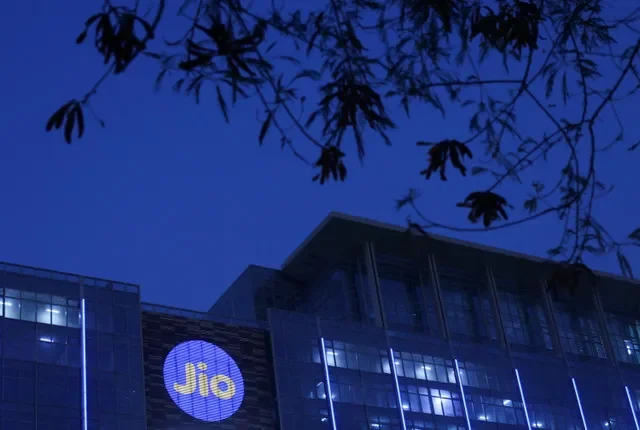2026年3月24日,印度孟買街頭的Jio世界會議中心建築上展示著Reliance Industries旗下Jio電信的標誌。路透社/Francis Mascarenhas