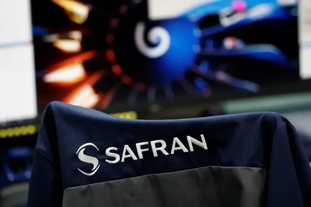 El logotipo de Safran en una chaqueta durante una visita de prensa a la planta de fundición y forja de Safran Aircraft Engines en Gennevilliers, Francia, el 13 de abril de 2026. REUTERS/Benoit Tessier
