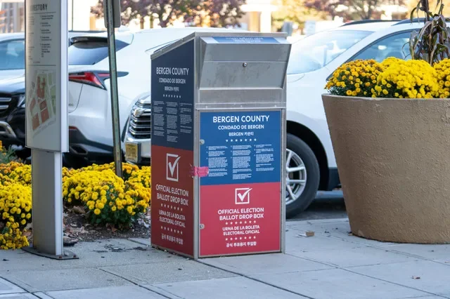 Un buzón oficial para la entrega de papeletas electorales se encuentra fuera de la oficina del secretario municipal en One Bergen County Plaza en Hackensack el martes 5 de noviembre de 2024.
