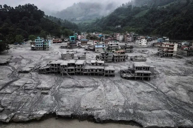 資料照片:無人機空拍畫面顯示,2026年8月29日尼泊爾努瓦科特縣德維加特在爆發暴洪與土石流後,房屋遭泥流覆蓋。