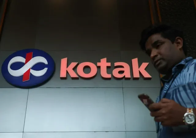 Một người đàn ông đi qua logo của Kotak Mahindra Bank tại một sự kiện tái định vị thương hiệu ở Mumbai, Ấn Độ, ngày 7 tháng 10 năm 2026. REUTERS/Francis Mascarenhas