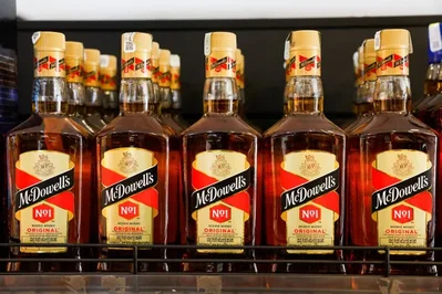 酒類大手DiageoとPernodが加盟する業界団体は、バルクスコッチの輸入に対するインドの税務調査が、先ごろ締結された英印貿易協定で合意された恩恵を脅かしていると警告しています。当局は、各社が高い関税を回避するために輸入品目を誤って分類したかどうかを調査しています。