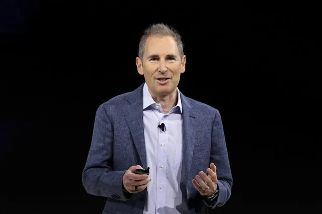 O CEO da Amazon, Andy Jassy, discursa durante evento de lançamento de dispositivos da Amazon em Nova York, Estados Unidos, em 26 de fevereiro de 2025. REUTERS/Brendan McDermid/Foto de arquivo