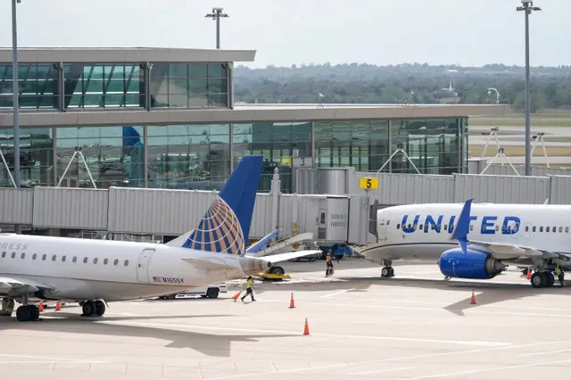 奧克拉荷馬城威爾·羅傑斯國際機場登機閘口停泊的聯合航空客機。