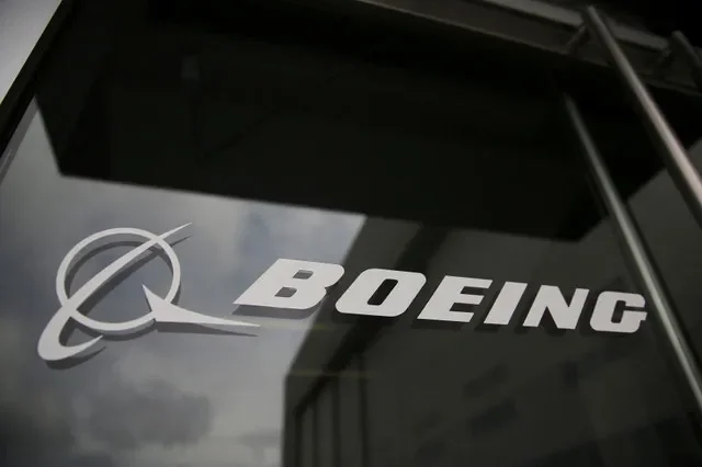 FOTO DE ARCHIVO: El logotipo de Boeing en las puertas de la fábrica de Boeing en Renton, Washington, Estados Unidos, el 15 de abril de 2026. REUTERS/Genna Martin/Foto de archivo