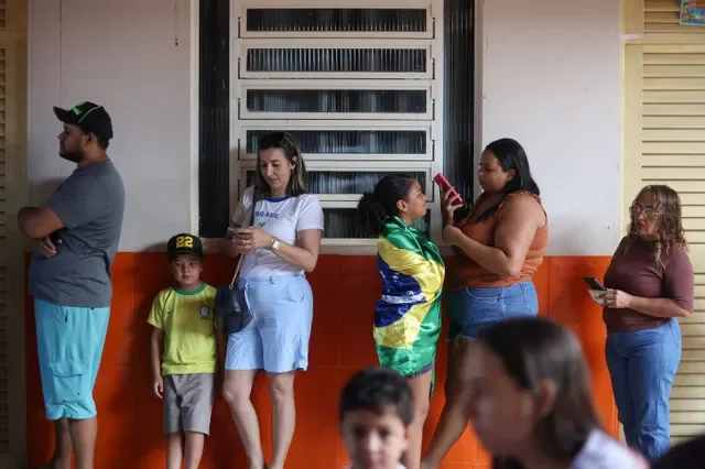 2026年10月25日、ブラジル・ブラジリアで、ブラジル大統領選の決選投票中に投票を待つ人々。REUTERS/アドリアーノ・マチャド