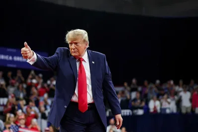 O presidente Donald Trump faz campanha em Michigan neste domingo, após um comício democrata liderado pelo ex-presidente Barack Obama. A visita destaca uma disputa acirrada pelo Senado entre Mike Rogers e Abdul El-Sayed.