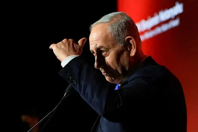 O primeiro-ministro Benjamin Netanyahu enfrenta duras críticas de economistas e adversários políticos após sugerir que Israel poderia usar criptomoedas para contornar potenciais sanções econômicas. O Banco de Israel e mais de cem economistas alertaram que a proposta isolaria o país.