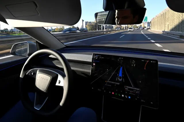 O motorista de um Tesla, Igor Marcek, participa de um teste de condução totalmente autônoma em Bratislava, Eslováquia, em 23 de outubro de 2026. REUTERS/Radovan Stoklasa