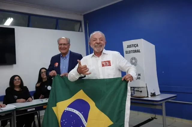 Brazil's President Luiz Inacio Lula da Silva, the Workers' Party (PT) candidate for re-election, gestures as he votes during the presidential runoff election, in Sao Bernardo do Campo, Brazil, October 25, 2026. REUTERS/Amanda Perobelli
