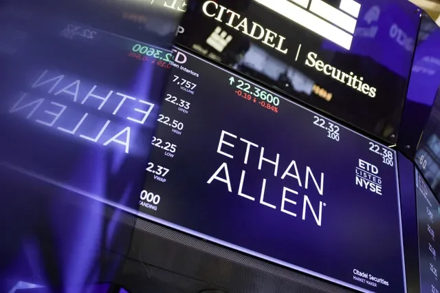 資料照片:2026年3月24日,美國紐約市,紐約證券交易所(NYSE)的螢幕顯示 Ethan Allen 的標誌與交易資訊。
