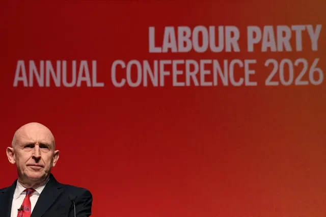 2026年9月28日,英國財政大臣約翰·希利在英國利物浦舉行的工黨年會上發表演說。REUTERS/特米拉德·阿德拉賈