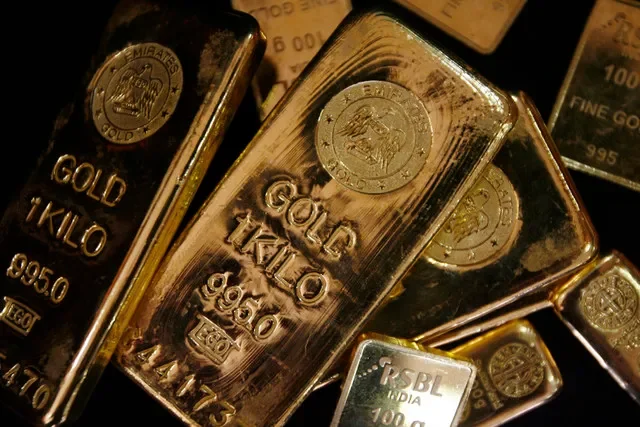 2009年12月3日,孟買一家金銀交易行展示供拍照的金條。REUTERS/Arko Datta(印度商業)