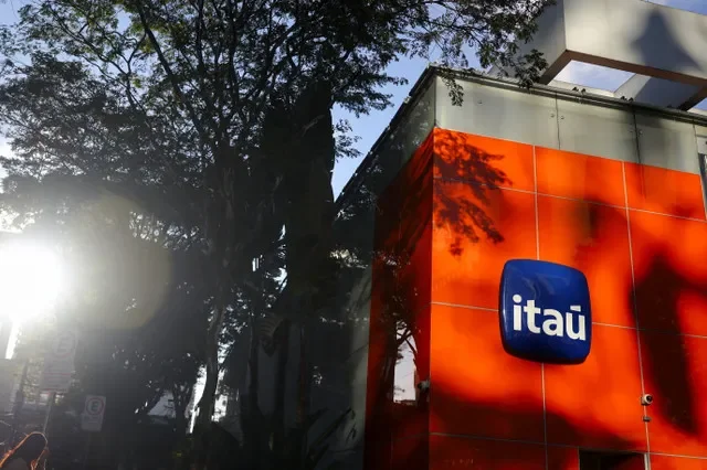A logo of Itau bank is displayed on the facade of its branch in Sao Paulo, Brazil, July 30, 2025. REUTERS/Amanda Perobelli