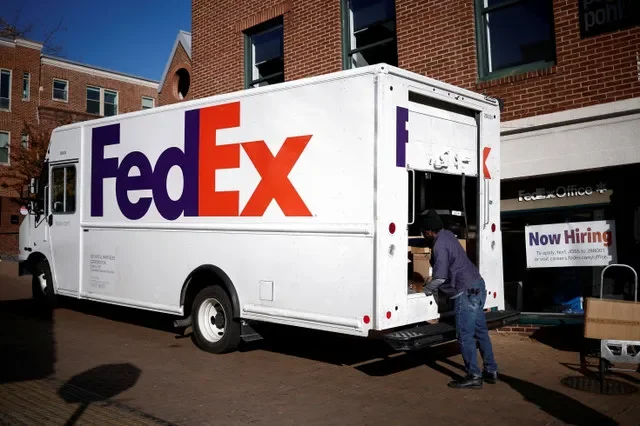 ภาพแฟ้ม: พนักงานขับรถของ FedEx กำลังขนพัสดุขึ้นรถส่งของระหว่างการเตรียมพร้อมรับเทศกาลแบล็กฟรายเดย์ในย่านจอร์จทาวน์ กรุงวอชิงตัน สหรัฐฯ เมื่อวันที่ 26 พฤศจิกายน 2024 รอยเตอร์/เบอนัวต์ เทสซิเยร์/ภาพแฟ้ม