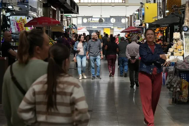 FILE PHOTO: Customers walk at the Sao Paulo’s Municipal Market in Sao Paulo, Brazil, September 2, 2026. REUTERS/Alexandre Meneghini/ File PHoto
