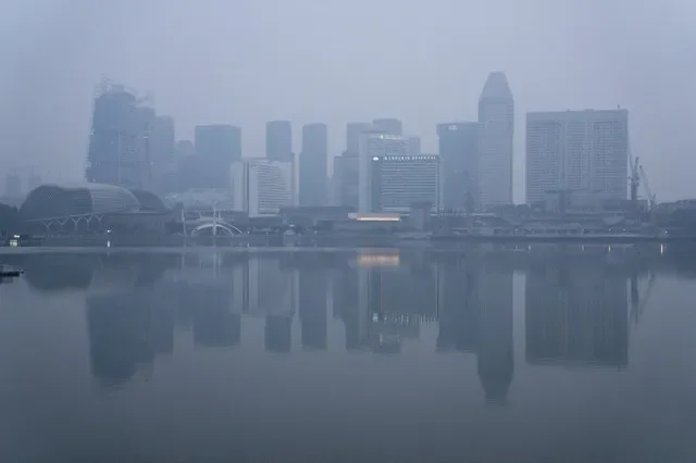 2026年10月13日,新加坡,建築物籠罩在鄰國印尼森林火災引發的煙霾中。路透社/黃國開