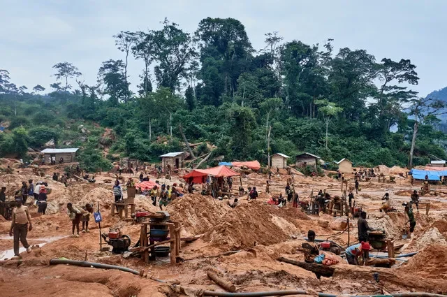 FILE PHOTO: Congolese artisanal miners among them people internally displaced by the Islamic State-affiliated Allied Democratic Forces (ADF) rebels, work in an open-pit mine, in Mangaredjipa near Beni, North Kivu Province of Democratic Republic of Congo August 31, 2025. REUTERS/Gradel Muyisa Mumbere/File Photo