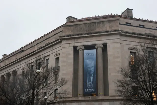 FOTO DE ARCHIVO: Una nueva pancarta con la imagen del presidente estadounidense Donald Trump cuelga del edificio del Departamento de Justicia en Washington, D.C., EE. UU., el 19 de febrero de 2026. REUTERS/Jonathan Ernst/Foto de archivo