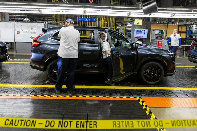 FILE PHOTO: Workers assemble a vehicle as Honda announces plans to build electric vehicles and their parts in Ontario with financial support from the Canadian and provincial governments, at their automotive assembly plant in Alliston, Ontario, Canada, April 25, 2024. REUTERS/Carlos Osorio/File Photo