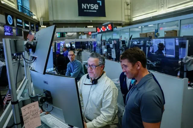 2026年10月26日,美國紐約市,期貨與期權交易員在紐約證券交易所(NYSE)交易大堂工作。路透社/珍娜·穆恩