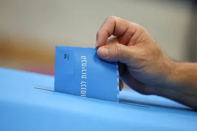 Los israelíes votan en unas elecciones récord