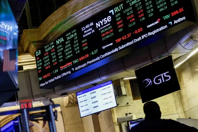 螢幕顯示Anthropic IPO新聞,攝於2026年10月26日美國紐約市紐約證券交易所(NYSE)交易大廳。REUTERS/Jeenah Moon