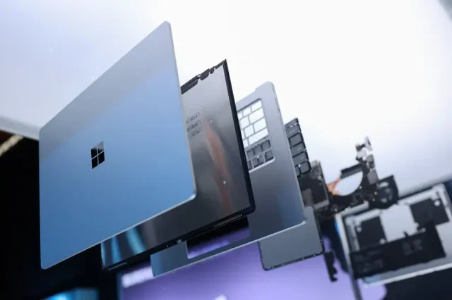 مشهد موسع لجهاز Surface Laptop Ultra معروض في حدث Microsoft Windows & Surface حيث تم الإعلان عن قدرات جديدة للذكاء الاصطناعي على الأجهزة لأجهزة الكمبيوتر التي تعمل بنظام Windows باستخدام شرائح RTX Spark الجديدة من Nvidia، في سان فرانسيسكو، كاليفورنيا، الولايات المتحدة، في 7 أكتوبر 2026. رويترز/مانويل أوربيغوزو