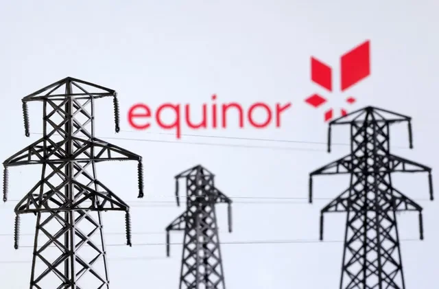 攝於2022年12月9日的輸電鐵塔模型與 Equinor 標誌插圖。路透社/達多·魯維奇/插圖