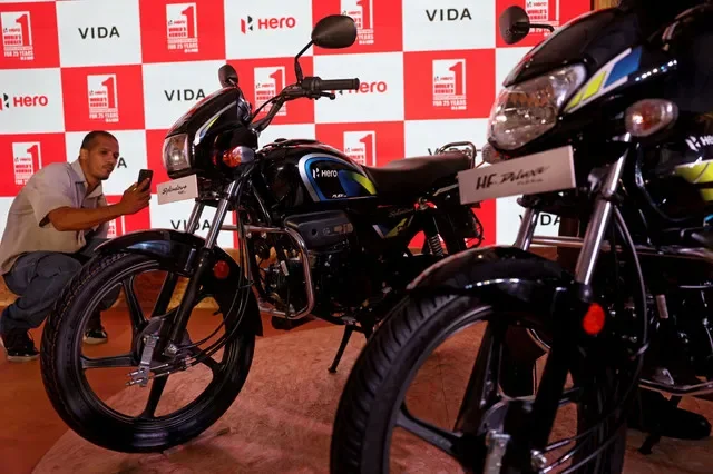 2026年6月3日,印度新德里,Hero MotoCorp 發表會活動上展示的 Hero HF-Deluxe Flex Fuel 與 Splendor + Flex Fuel 機車。路透社/巴維卡·查布拉