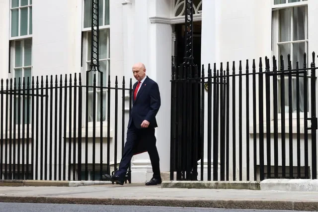 2026年10月28日,英國倫敦,英國財政大臣約翰·希利手提傳統的紅色大臣預算公事包離開唐寧街11號,前往下議院發表首相安迪·伯納姆政府領導下的首份預算案。REUTERS/漢娜·麥凱