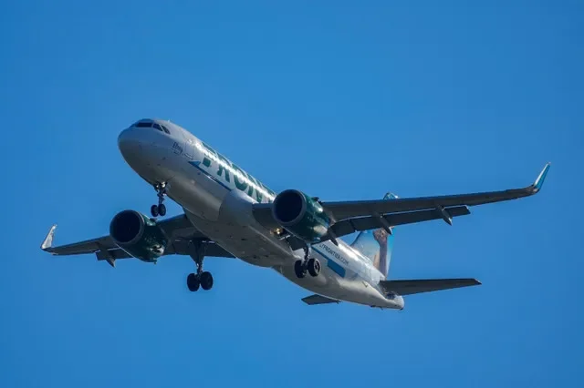 2025年12月24日,一架 Frontier Airlines 客機正準備降落於靠近美國維吉尼亞州亞歷山卓的隆納·雷根華盛頓國家機場。路透社/肯·塞德諾