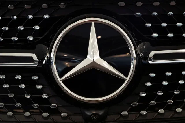 資料圖片:2025年2月18日,荷蘭阿納姆一家 Mercedes-Benz 汽車經銷商展廳內的 Mercedes-Benz 標誌。REUTERS/皮羅斯卡·范德沃夫