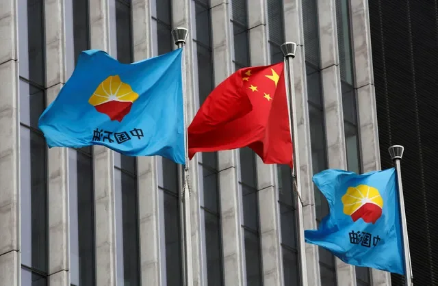 資料照片:2013年8月28日,中國北京 PetroChina 總部,一面中國國旗在 PetroChina 旗幟間飄揚。