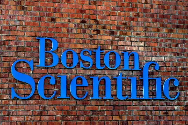 مشهد عام لشعار Boston Scientific، وهي شركة متخصصة في تطوير وتصنيع الأجهزة الطبية، في غالواي، أيرلندا، 11 أبريل 2025. REUTERS/كلوداغ كيلكوين