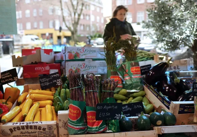 2024年3月28日,英國倫敦,一名顧客在Andreas頂級食品雜貨店選購蔬菜。REUTERS/伊莎貝爾·因凡特斯