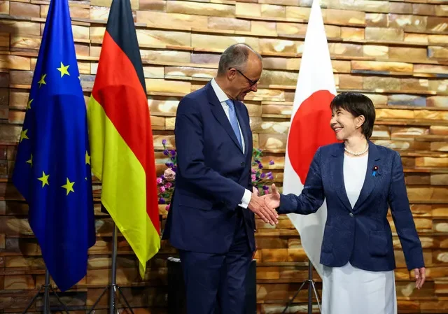 2026年10月28日,日本東京,德國總理弗里德里希·梅爾茨與日本首相高市早苗在首相官邸會晤前握手。REUTERS/加藤一誠/Pool