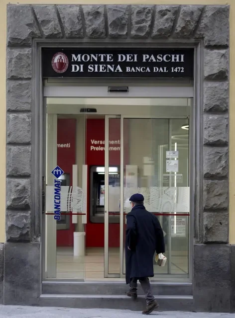 資料照片:2016年1月29日,一名男子走進位於義大利中部席耶納的Monte dei Paschi銀行。REUTERS/麥克斯·羅西/資料照片