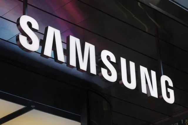 El logotipo de Samsung Electronics se observa en la tienda de la empresa en Seúl, Corea del Sur, el 15 de abril de 2025. REUTERS/Kim Hong-Ji