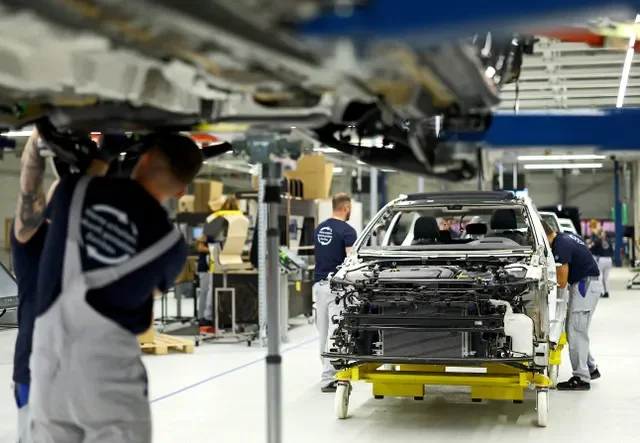 Funcionários da Volkswagen trabalham na primeira instalação de economia circular do grupo para desmontagem de veículos, na fábrica de veículos elétricos da Volkswagen em Zwickau, Alemanha, em 28 de outubro de 2026. REUTERS/Lisi Niesner
