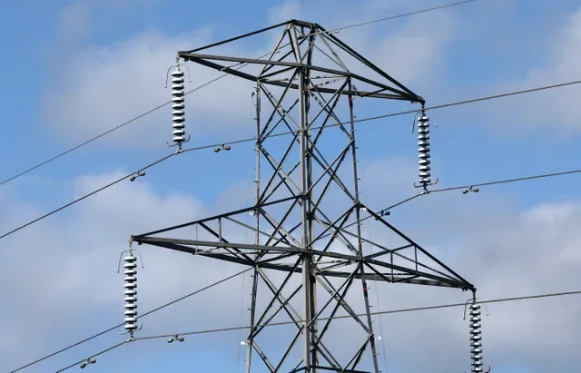 2023年9月29日,英國阿默舍姆附近,高壓電塔穿過田野。REUTERS/托比·梅爾維爾