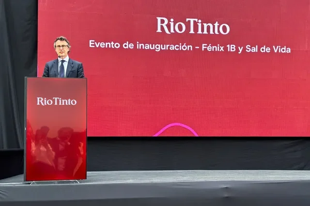 2026年10月28日,在阿根廷卡塔馬卡省兩座新鋰工廠的落成典禮上,Rio Tinto行政總裁西蒙·特羅特向與會者發表演說。相片由手機拍攝。路透社/露西拉·西加爾