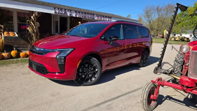 2027年式 Chrysler Pacifica 換上了令人賞心悅目的全新外觀,與其舒適宜人的內裝相得益彰。