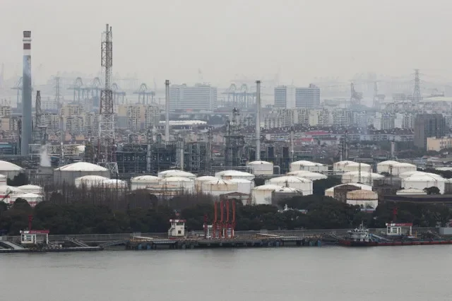 資料圖片:2026年3月26日拍攝的中國石化在上海一家工廠的儲油罐及設施。路透社/Go Nakamura/資料圖片