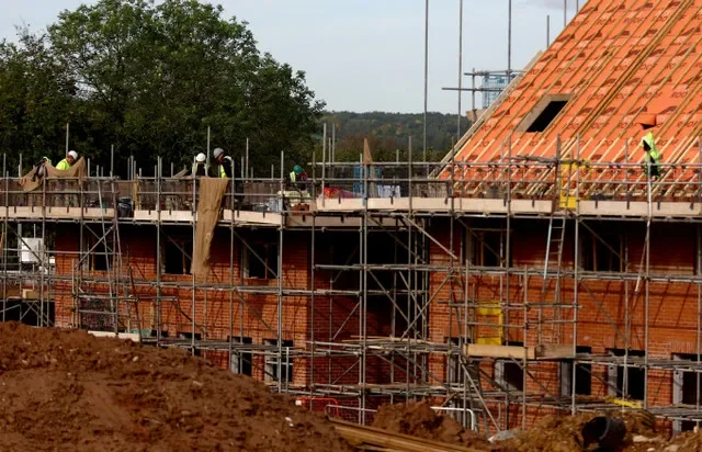 資料圖片:位於英國紐卡索安德萊姆的Persimmon Homes新成屋建案現場,2023年10月16日。