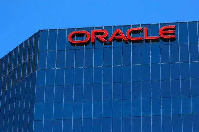 FOTO DE ARQUIVO: O logotipo da Oracle é exibido em um edifício comercial em Irvine, Califórnia, EUA, em 28 de junho de 2018.